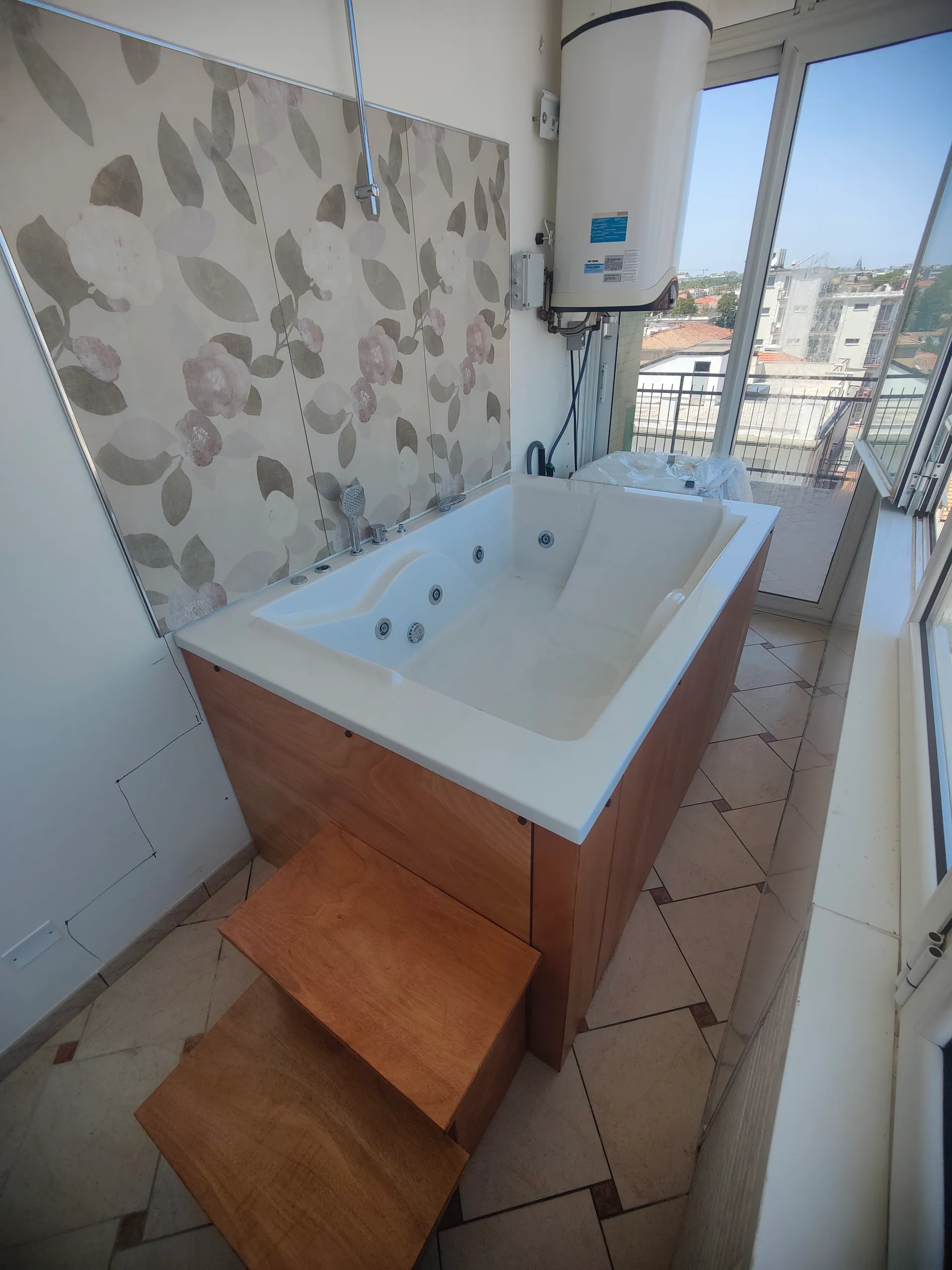 Installazione presso un cliente con vasca rialzata e pannellatura in legno marino impregnato di un'essenza chiesta dal cliente 