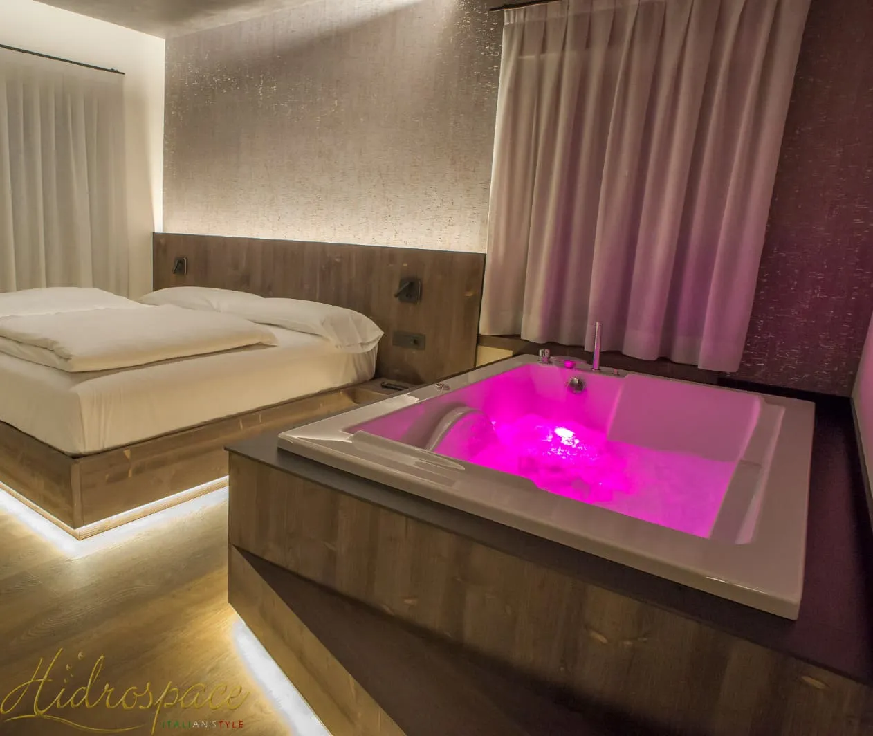 Chaise longue in camera d'albergo 