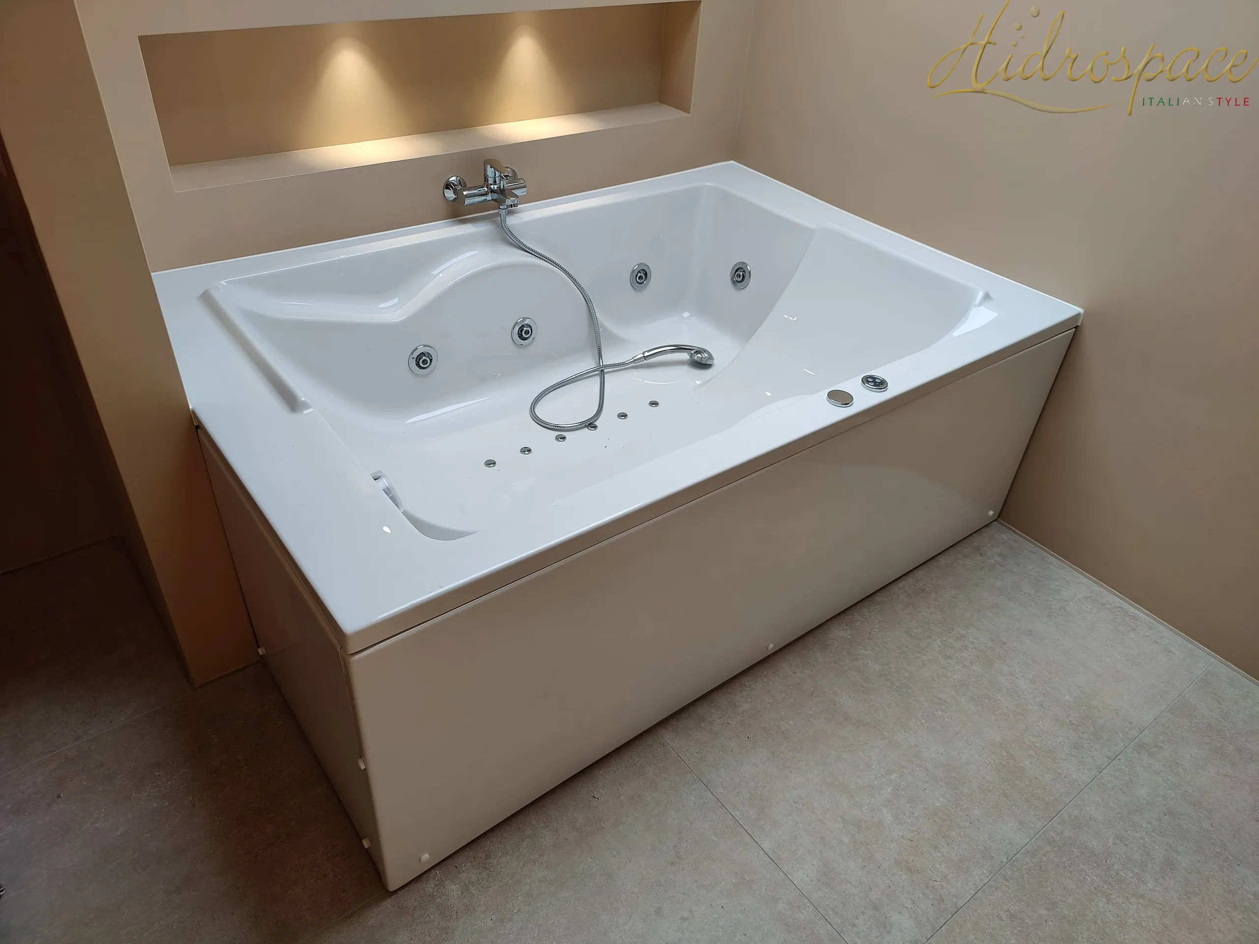 Chaise longue installata in un bagno molto ampio con uno stile molto moderno